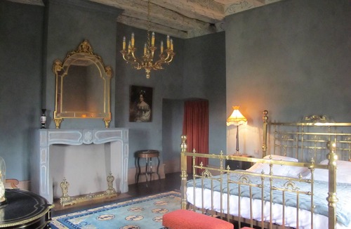 Onet-le-Chateau House | Luxury Bed and Breakfast in a park .Parking