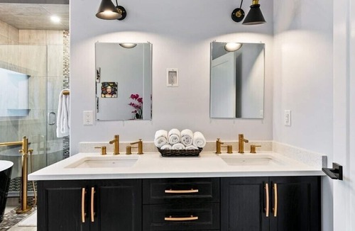 Ruthven House | Luxury bed & bath with jetted tub and bidet system