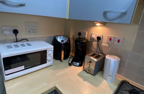 Broad Oak Apartment | luxury bedroom In a shared flat