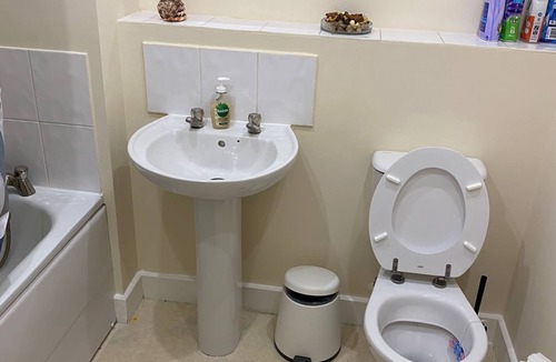 Broad Oak Apartment | luxury bedroom In a shared flat