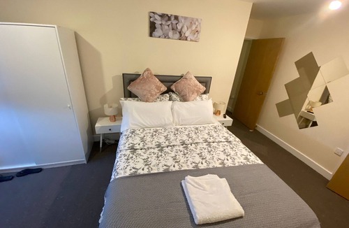 Broad Oak Apartment | luxury bedroom In a shared flat