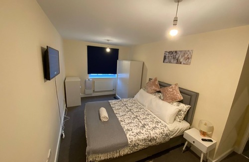 Broad Oak Apartment | luxury bedroom In a shared flat