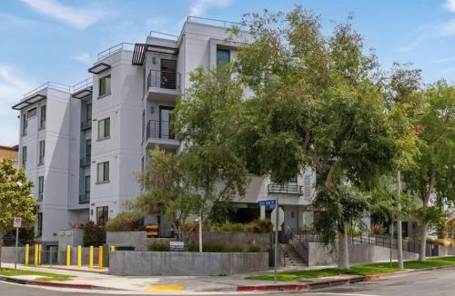 Mid City Apartment | Luxury Beverly Hills Adjacent Oasis