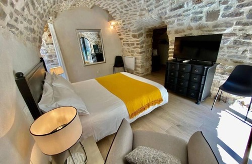 Martignargues House | LUXURY BIJOU SUITE with private Jacuzzi
