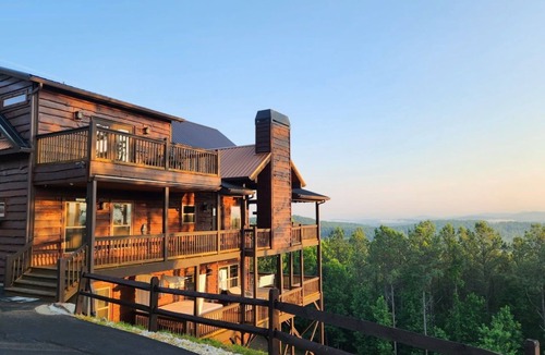 Blairsville Cabin | Luxury Blue Ridge Cabin – Panoramic Mountain Views, Spacious Retreat & Hot Tub