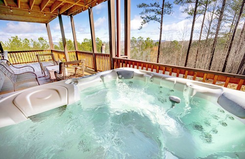 Blairsville Cabin | Luxury Blue Ridge Cabin – Panoramic Mountain Views, Spacious Retreat & Hot Tub