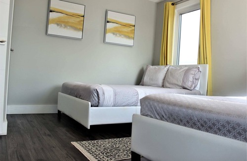 Niagara Falls Apartment | Luxury Boutique Condo - 4B -SALE: NO CLEANING FEE!