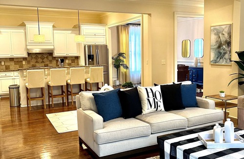 Sandy Springs House | Luxury Buckhead executive Oasis for Family or work