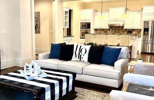Sandy Springs House | Luxury Buckhead executive Oasis for Family or work