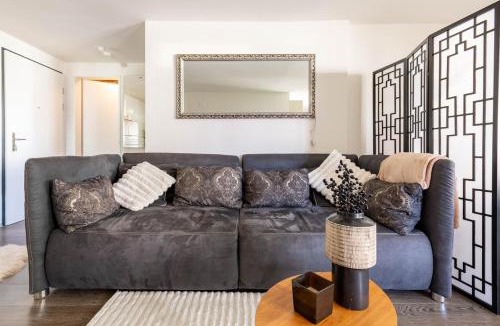 Uster District Apartment | Luxury Business Apartment with 2 Monitors and Parking