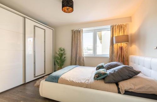 Uster District Apartment | Luxury Business Apartment with 2 Monitors and Parking
