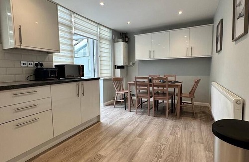 Enfield Lock House | Luxury Business Base With Pool Table And Hot Tub