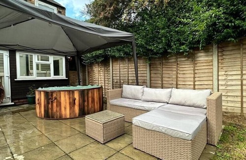Enfield Lock House | Luxury Business Base With Pool Table And Hot Tub