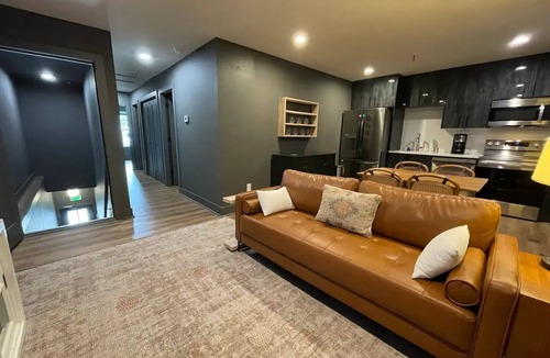 Carrollton House | Luxury By Downtown Train Depot