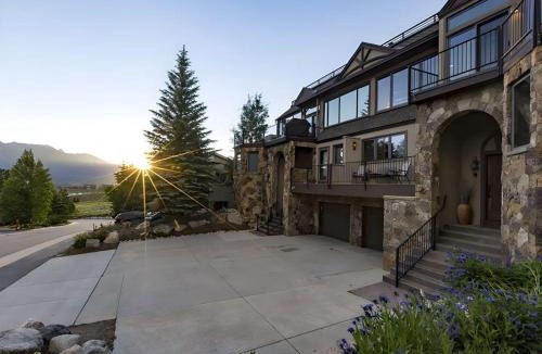 Corinthian Hills House | Luxury By The Lake