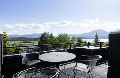 Corinthian Hills House | Luxury By The Lake
