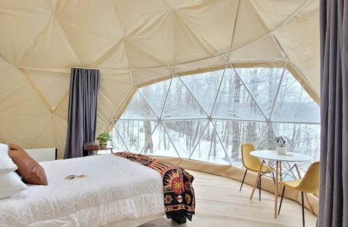 Mansfield-et-Pontefract Cabin | Luxury lakeside glamping- Vinyl Dome