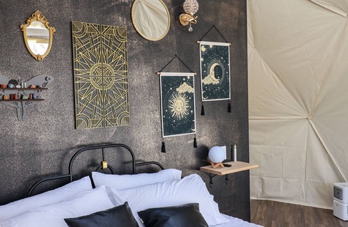Mansfield-et-Pontefract Cabin | Luxury lakeside glamping- Stargazer Dome