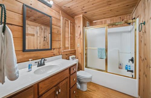 Vein Mountain House | Luxury Cabin 45 Min to Asheville Hot Tub & Fire pit