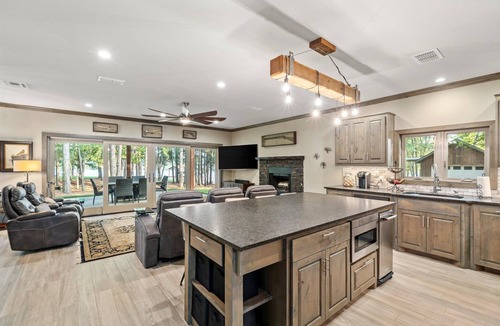 Dogwood House | Luxury Cabin, 500’ Lake Front, 3 acre property on Lake Bob Sandlin!