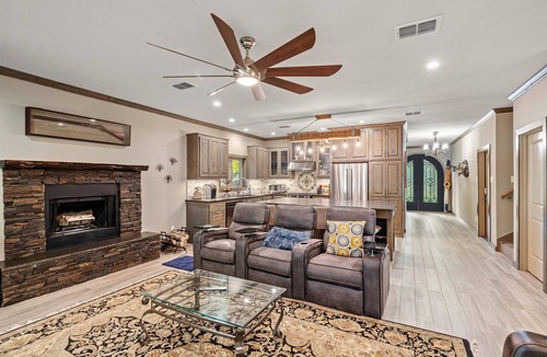Dogwood House | Luxury Cabin, 500’ Lake Front, 3 acre property on Lake Bob Sandlin!