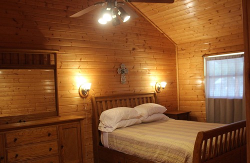 Leakey Cabin | Luxury Cabin 8 overlooking the beautiful Leakey Springs