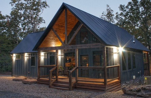 Wilburton Cabin | Luxury Cabin adjoining Robber's Cave State Parkn