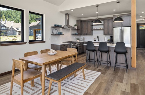 Ronald House | Luxury Cabin by Roslyn Ridge