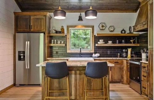 Broken Bow House | Luxury Cabin for Couples + Hot Tub + Fire Pit