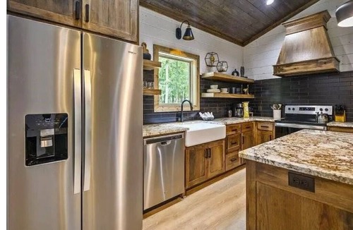 Broken Bow House | Luxury Cabin for Couples + Hot Tub + Fire Pit