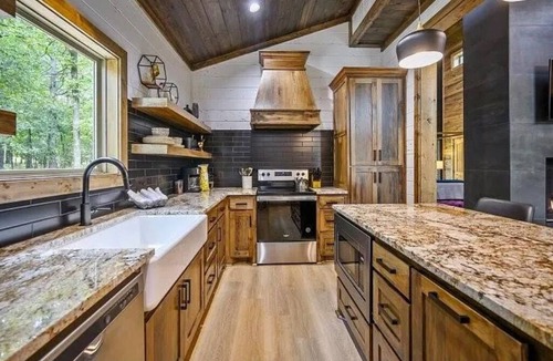 Broken Bow House | Luxury Cabin for Couples + Hot Tub + Fire Pit