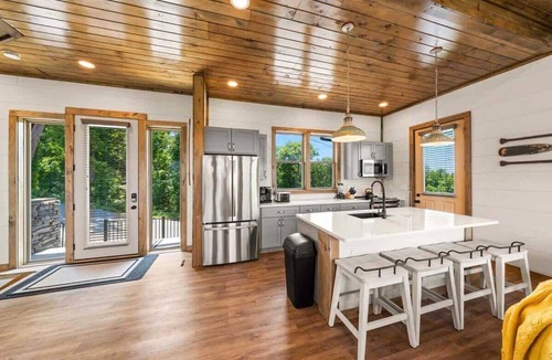Sevierville Cabin | Luxury Cabin Indoor Pool Arcade Views