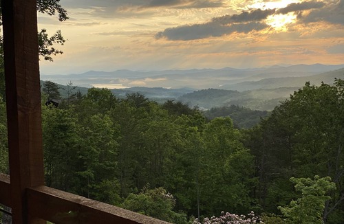 Blue Ridge Cabin | Luxury Cabin, Incredible View, Amazing Sunrise & Sunset, Secluded, Pet Friendly