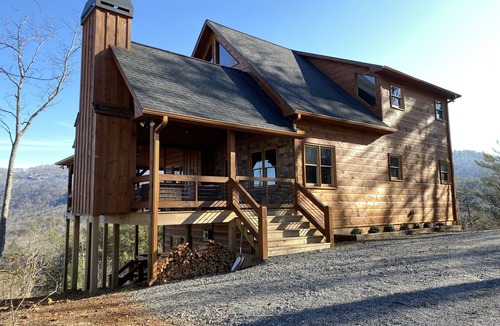 Blue Ridge Cabin | Luxury Cabin, Incredible View, Amazing Sunrise & Sunset, Secluded, Pet Friendly
