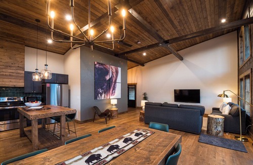 Cody Cabin | Luxury cabin near Cody: 2 kings, kids bunkroom, fire pit, country charm with easy access.