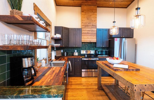 Cody Cabin | Luxury cabin near Cody: 2 kings, kids bunkroom, fire pit, country charm with easy access.