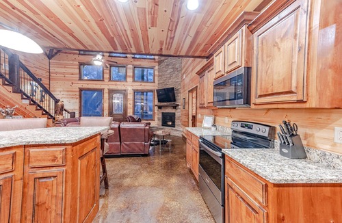 Golden Cabin | Luxury Cabin on Fishing Pond Near Broken Bow Lake | Sleeps 14