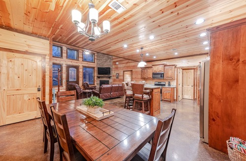 Golden Cabin | Luxury Cabin on Fishing Pond Near Broken Bow Lake | Sleeps 14
