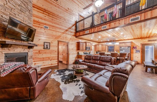 Golden Cabin | Luxury Cabin on Fishing Pond Near Broken Bow Lake | Sleeps 14