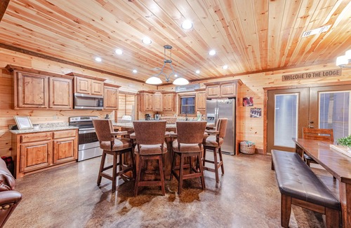 Golden Cabin | Luxury Cabin on Fishing Pond Near Broken Bow Lake | Sleeps 14