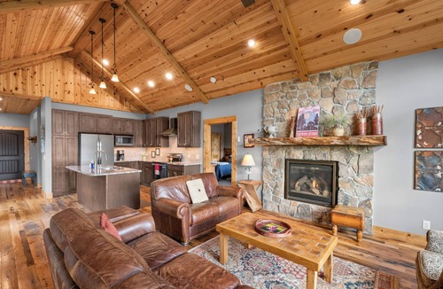 Elkhorn Cabin | Luxury Cabin Overlooking Lake Wanahoo