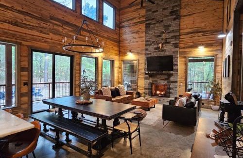 Pickens House | Luxury Cabin- Sleeps 12- Hot Tub - Dog Friendly
