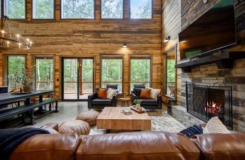 Pickens House | Luxury Cabin- Sleeps 12- Hot Tub - Dog Friendly