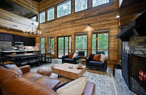 Pickens House | Luxury Cabin- Sleeps 12- Hot Tub - Dog Friendly