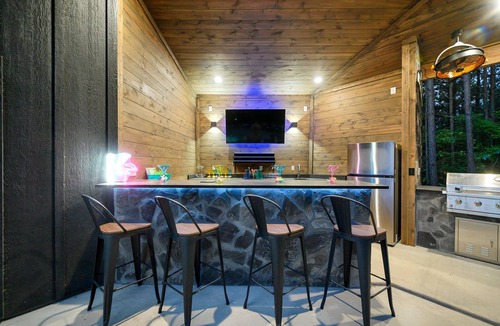 Pickens Cabin | Luxury Cabin w/Private Pool, Hot Tub, Game Table, Outdoor Kitchen & Balcony Fireplace – Sleeps 8