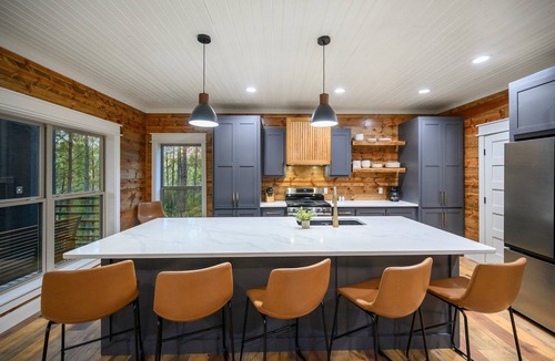 Pickens Cabin | Luxury Cabin w/Private Pool, Hot Tub, Game Table, Outdoor Kitchen & Balcony Fireplace – Sleeps 8