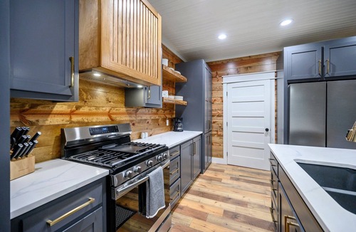 Pickens Cabin | Luxury Cabin w/Private Pool, Hot Tub, Game Table, Outdoor Kitchen & Balcony Fireplace – Sleeps 8