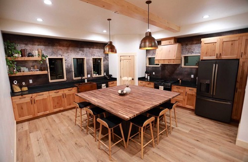 Mammoth Creek Cabin | Luxury Cabin w/Sauna|Near Zion & Bryce|Sleeps 13