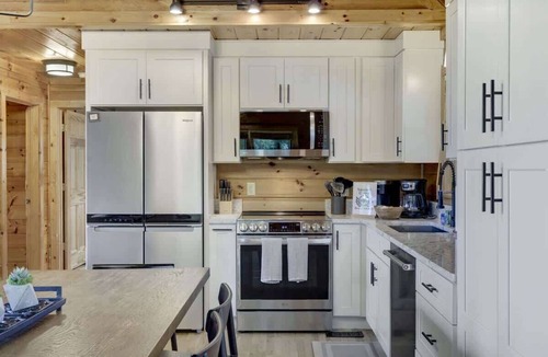 Necowa Cove Cabin | Luxury Cabin with Hot Tub & Lake Views