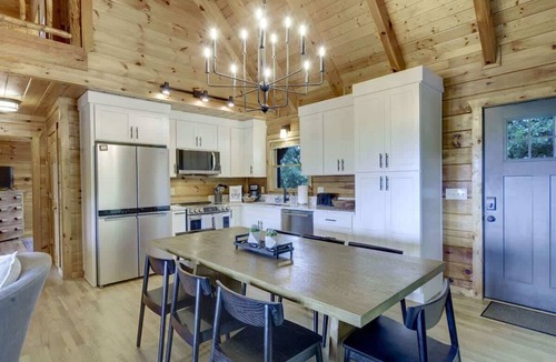 Necowa Cove Cabin | Luxury Cabin with Hot Tub & Lake Views